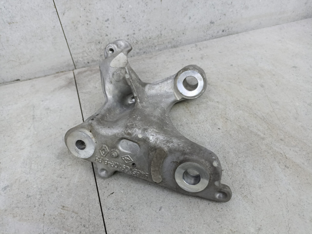 крепление стабилизатора / втулки стабилизатора Renault Scenic 4 поколение 2018, 548500910R - фото №1