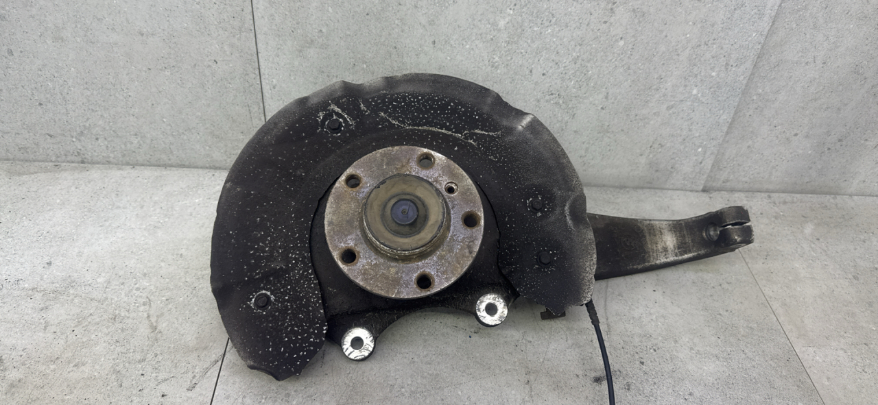 кулак поворотный левый BMW 5 серия F07/F10/F11 (2009 - 2013), 31216775769 - фото №1