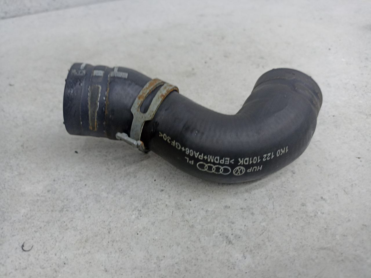 патрубок радиатора Volkswagen Golf 6 поколение 2011, 2.0 л., бензин, 1K0122101DK - фото №1