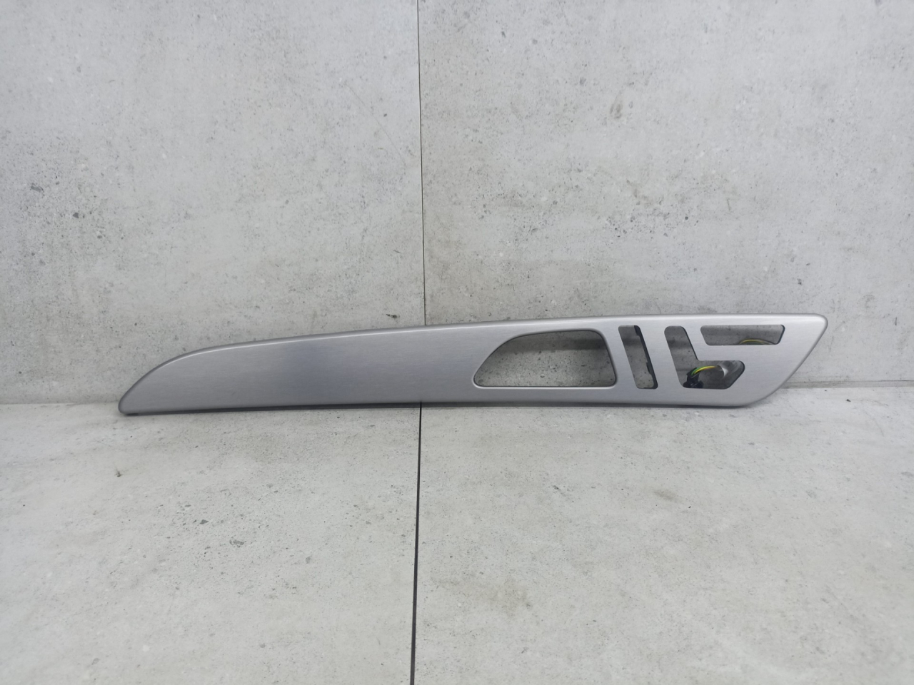 накладка двери (крышки) багажника Mercedes-Benz GLE W166 (2015 - 2018), A0009067000 - фото №1