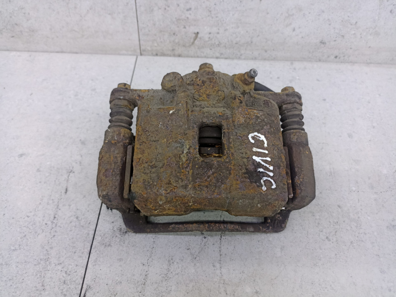 суппорт передний левый Honda Civic 8 поколение 2006, 45019SMGE01 - фото №1