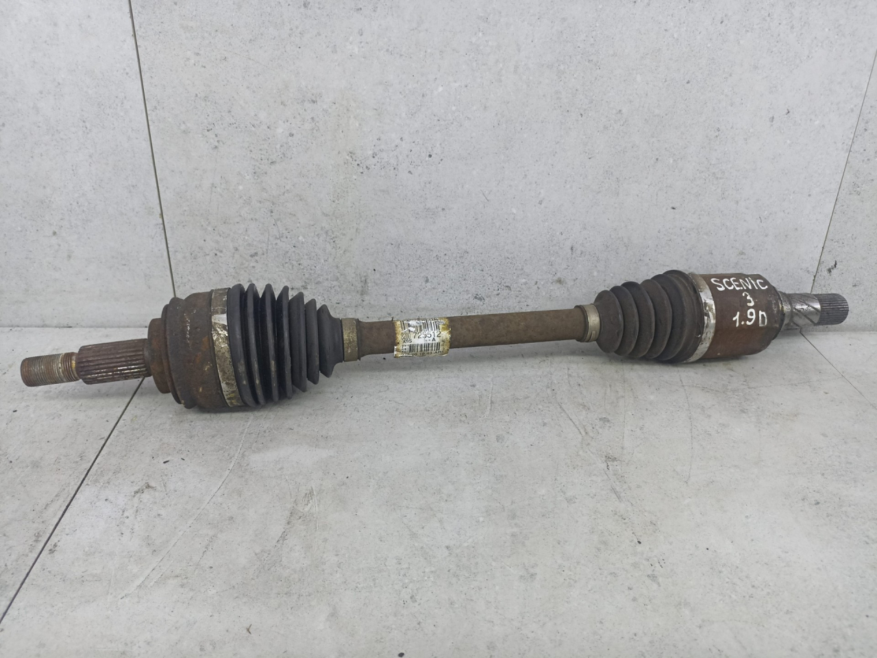 полуось передняя левая (приводной вал, ШРУС) Renault Scenic 3 поколение 2010, 8200725512 - фото №1