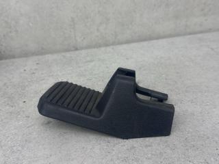 заглушка крепления ремня безопасности Toyota Hilux 8 поколение (2015 - 2020), 72157-KK010