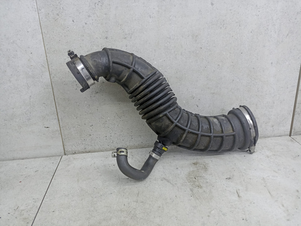 патрубок интеркулера Renault Scenic 3 поколение 2010, 8200750731 - фото №1