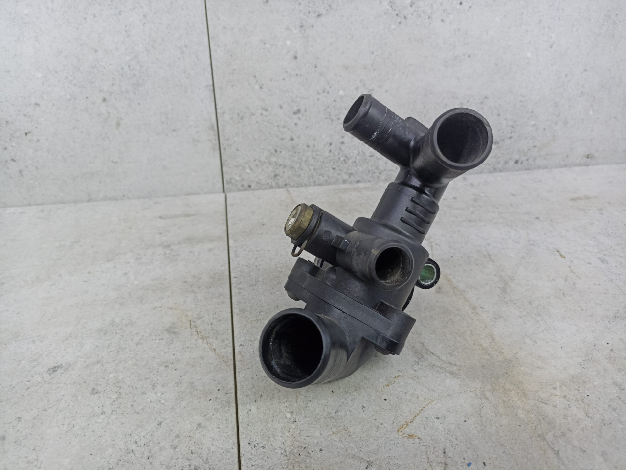 корпус термостата Ford Transit 8 поколение 2016, 2.2 л., CYF5, дизель, BK2Q8A586AB - фото №1