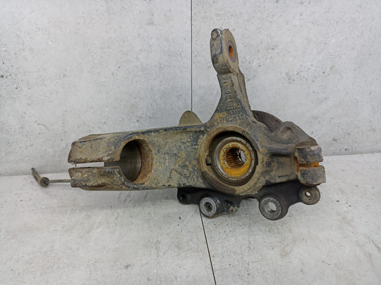 кулак поворотный правый Ford Focus 3 поколение 2012, AV613K170 - фото №1