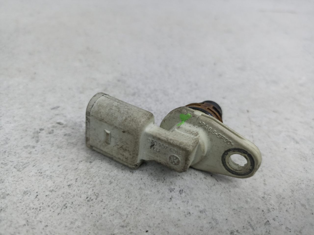 датчик распредвала Volkswagen Golf 5 поколение 2009, 1.4 л., BLG, бензин, 030907601E - фото №1