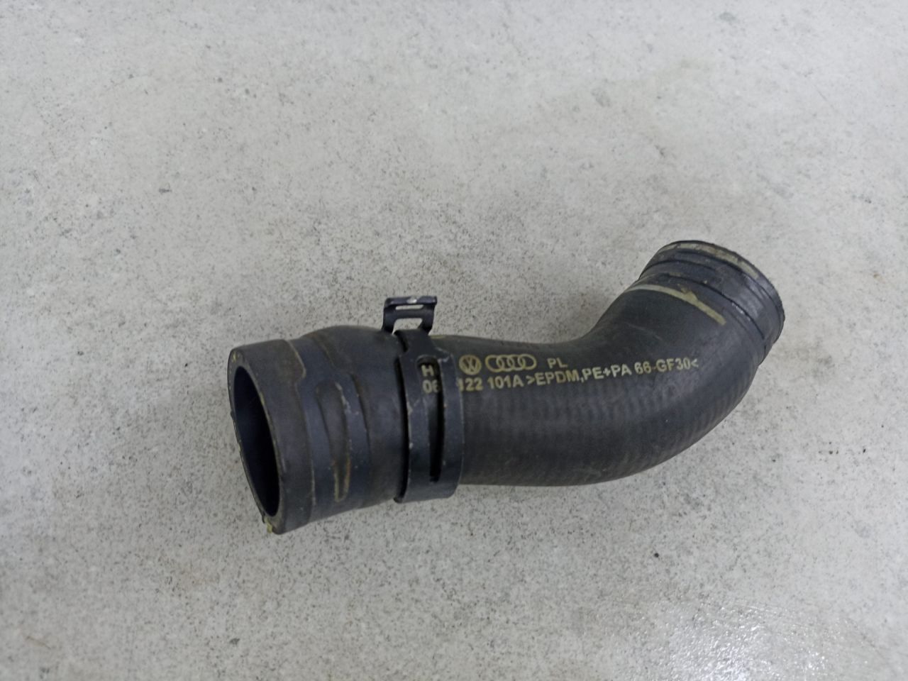 патрубок радиатора Volkswagen Golf 6 поколение 2011, 2.0 л., бензин, 06F122101A - фото №1