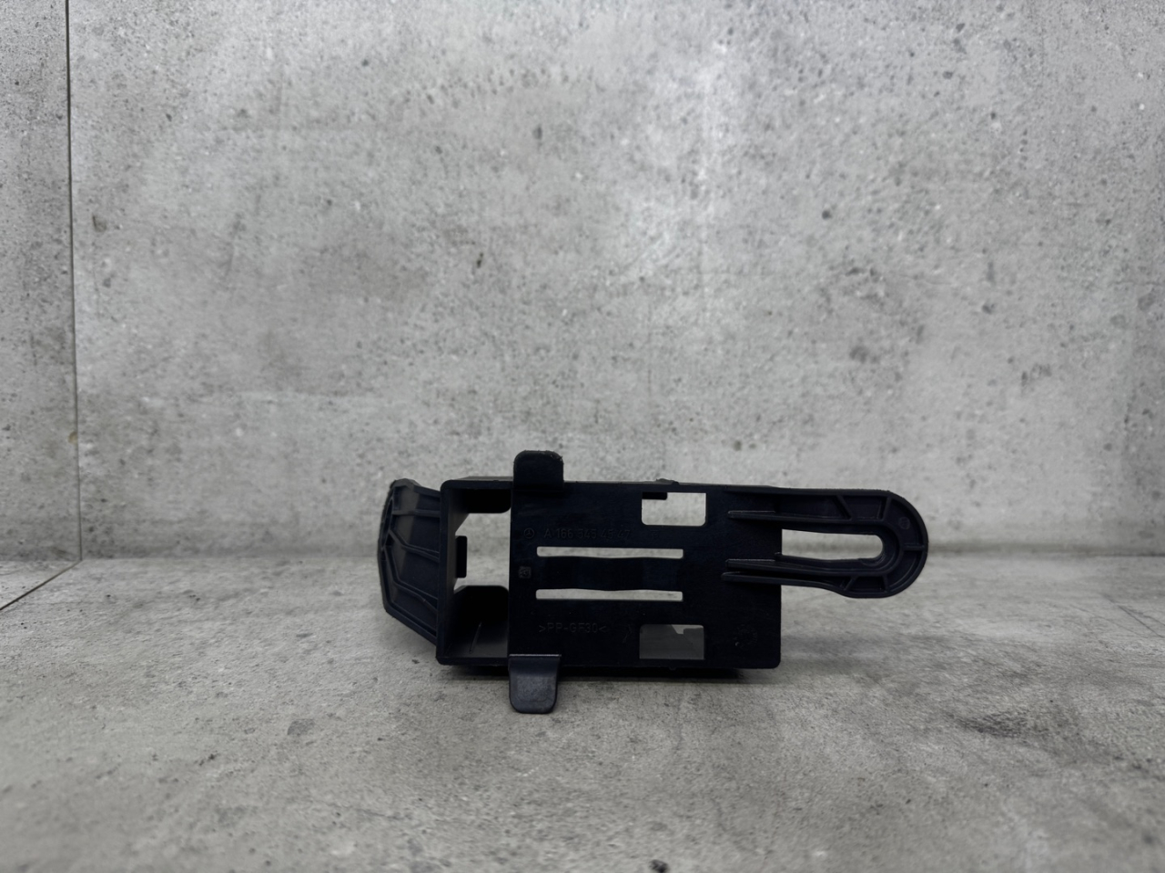 крепление аккумулятора Mercedes-Benz GLE W166 (2015 - 2018), A1665454547 - фото №1