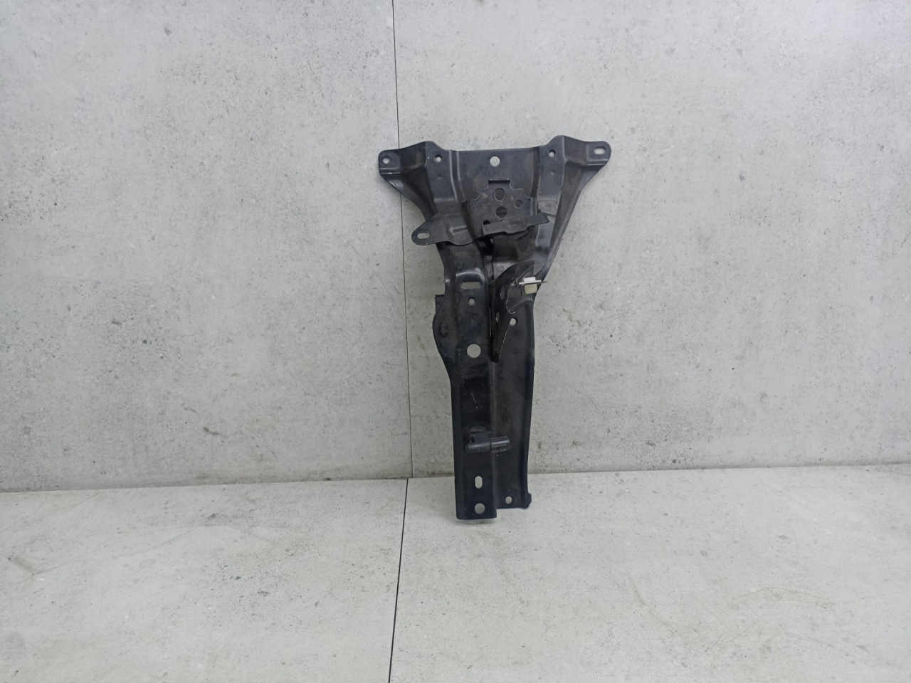 кронштейн передней панели (телевизора) Toyota Hilux 8 поколение (2015 - 2020), 53208KK020 - фото №1