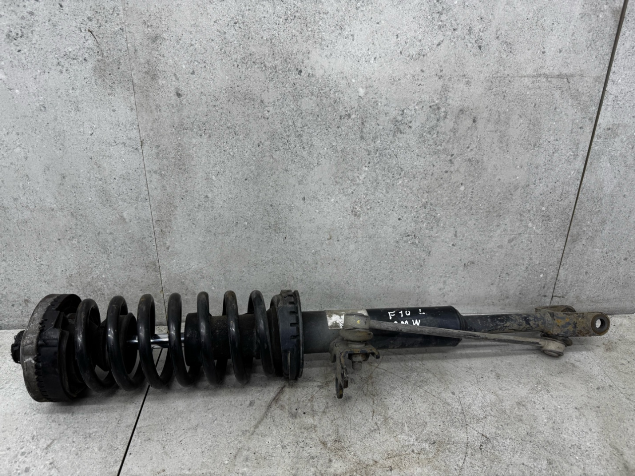 стойка передняя левая BMW 5 серия F07/F10/F11 (2009 - 2013), 37116796925 - фото №1