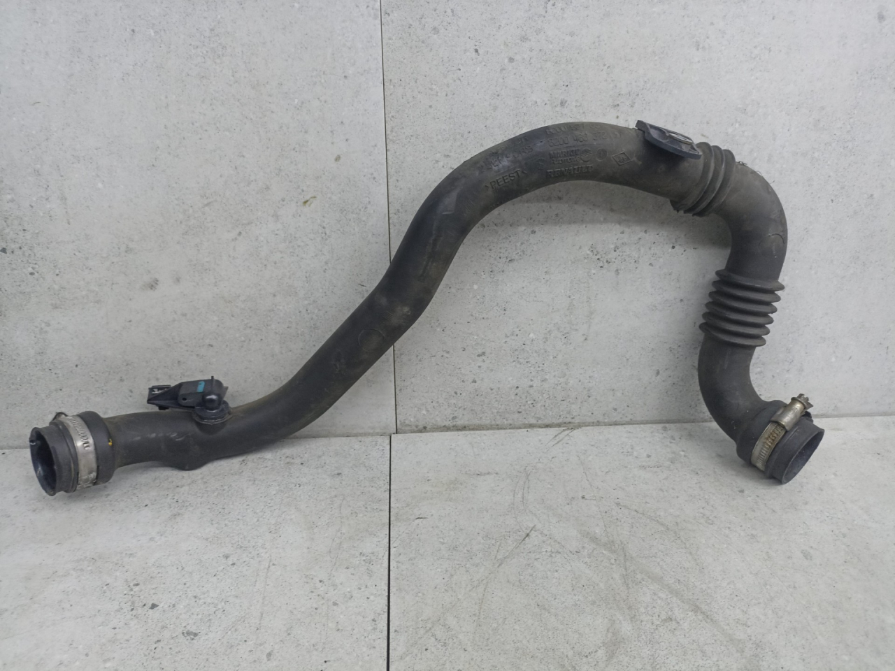 патрубок интеркулера Renault Clio 3 поколение 2007, 1.5 л., 8200527669, 8200469372 - фото №1