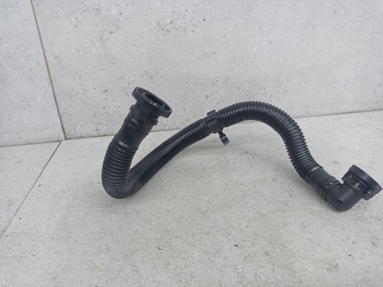 трубка сапуна Volkswagen Golf 6 поколение 2011, 2.0 л., бензин, 06F103235 - фото №1