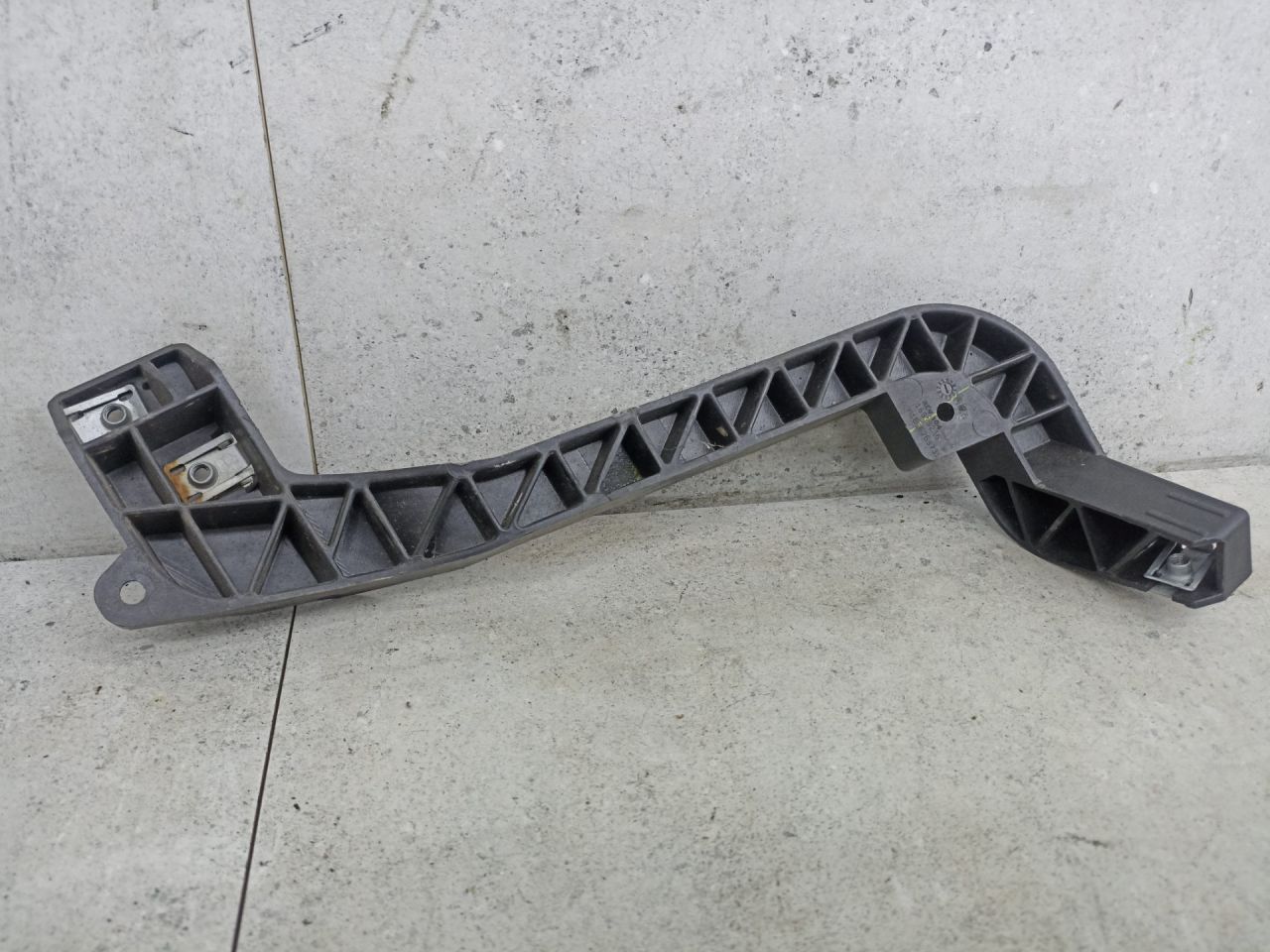 Крепление бампера переднего Mercedes-Benz GLE W166 2018, A1666263731 - фото №1