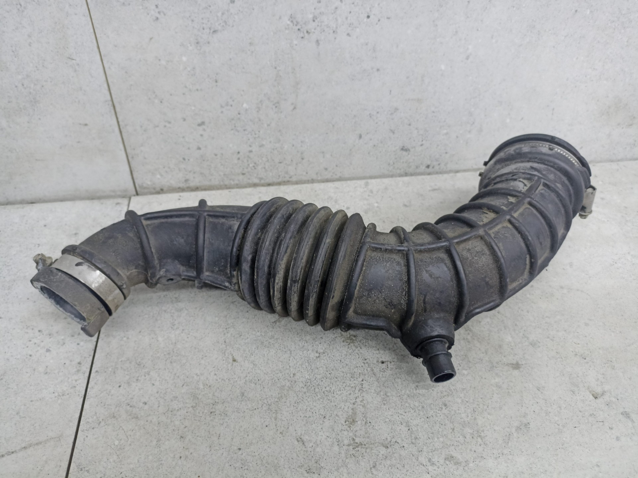 патрубок интеркулера Renault Scenic 3 поколение 2010, 8200750731 - фото №1