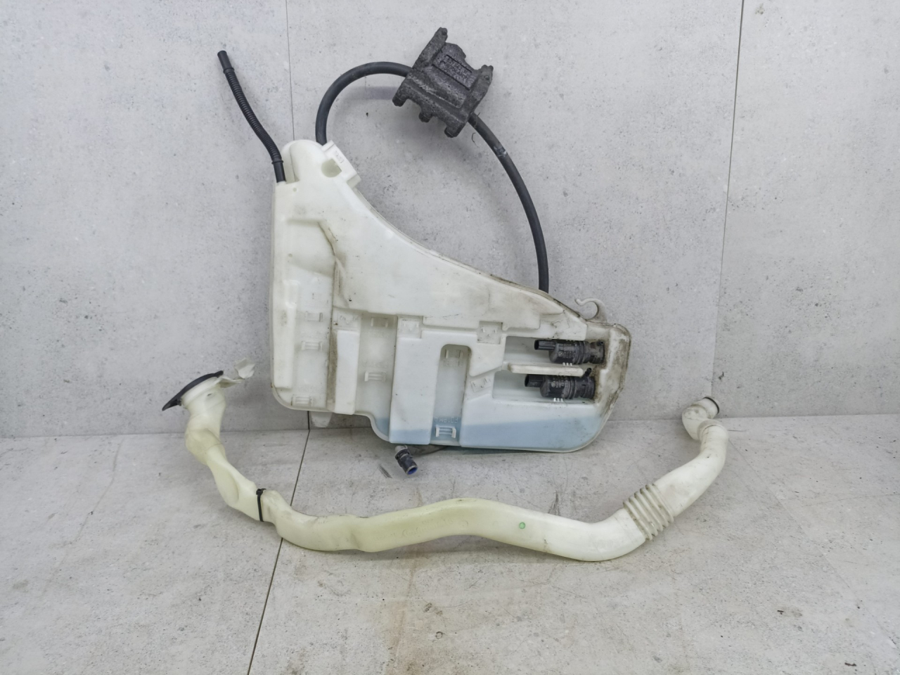 бачок омывателя BMW 5 серия F07/F10/F11 2012, 7269663, 8050439 - фото №1