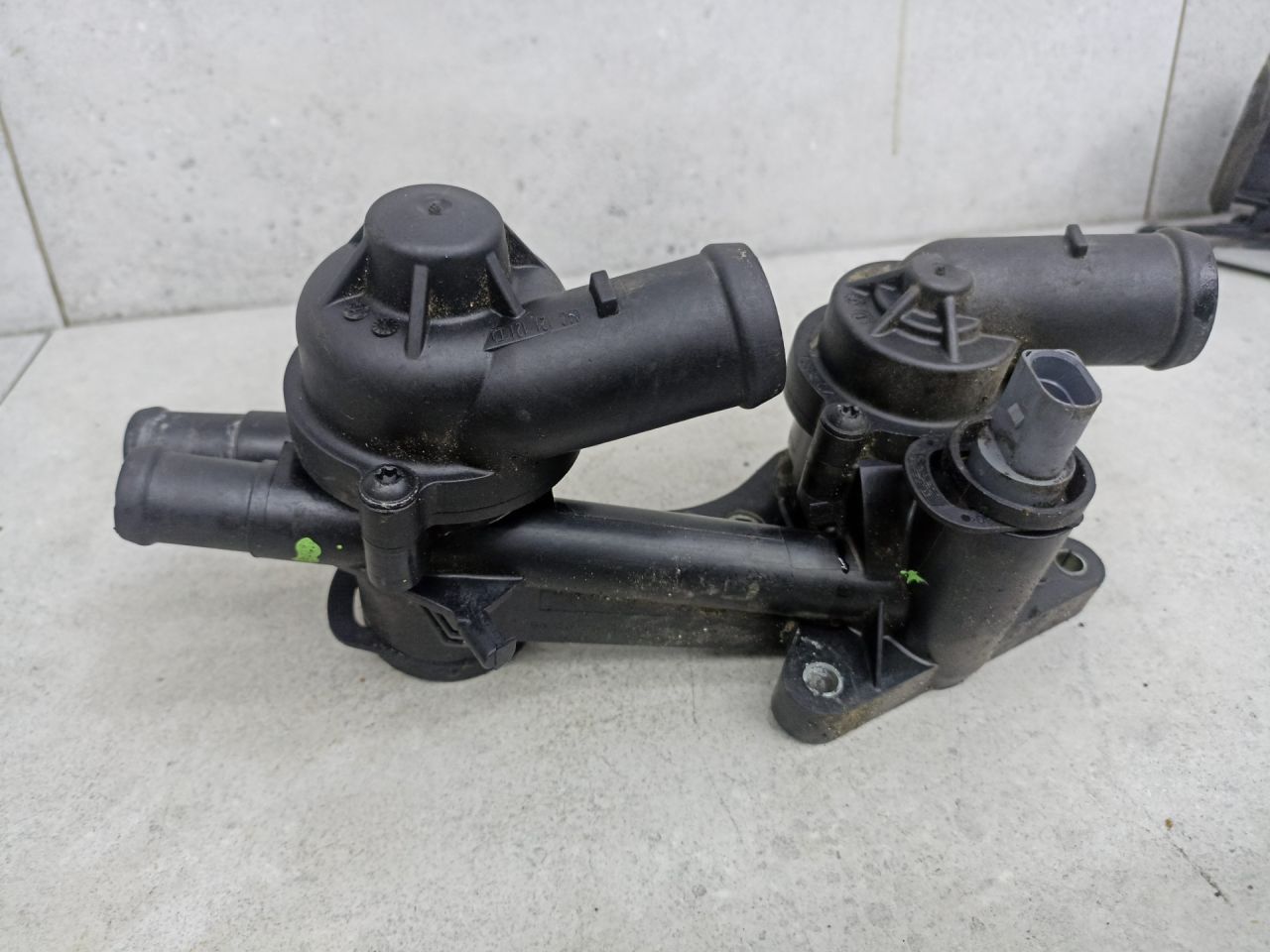 корпус термостата Volkswagen Golf 5 поколение 2009, 1.4 л., BLG, бензин, 03C121118D - фото №1