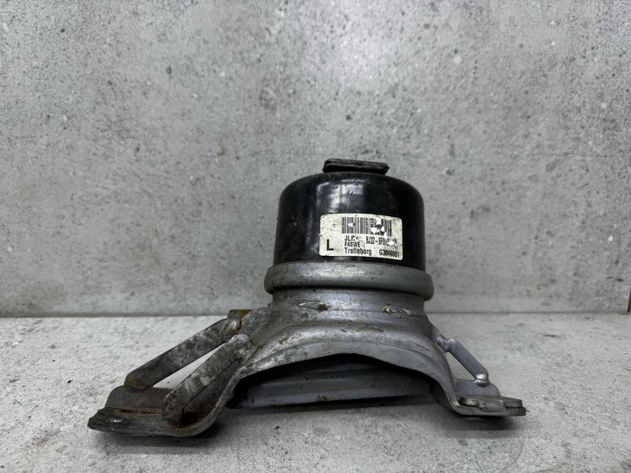 подушка крепления двигателя Land Rover Range Rover Evoque L538 (2011 - 2015), BJ32-6F012 - фото №1