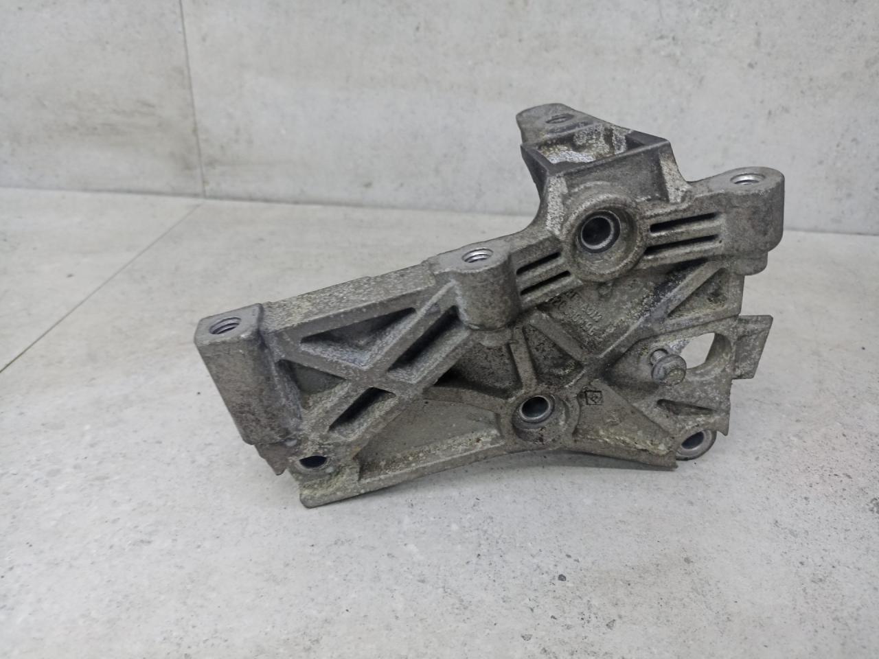 кронштейн двигателя Renault Megane 2 поколение 2004, 8200101196 - фото №1