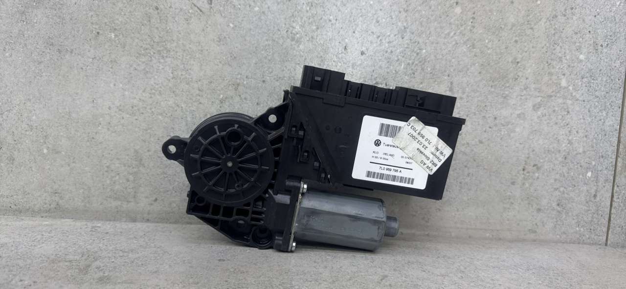 моторчик стеклоподъемника задний левый Volkswagen Touareg 1 поколение (2002 - 2007), 7L0959795 - фото №1