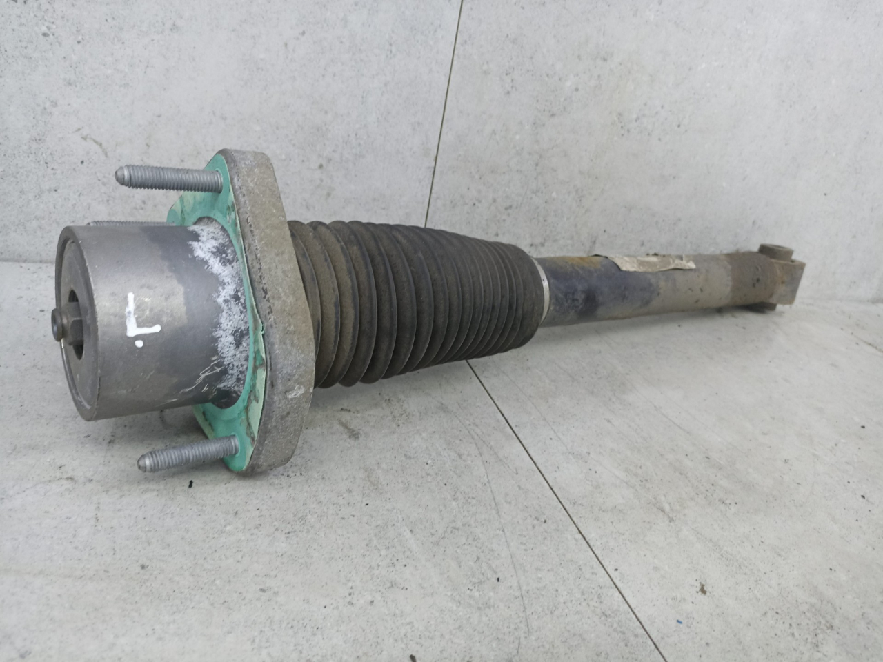 амортизатор задний Land Rover Range Rover Sport 2 поколение 2016, LR047132 - фото №1