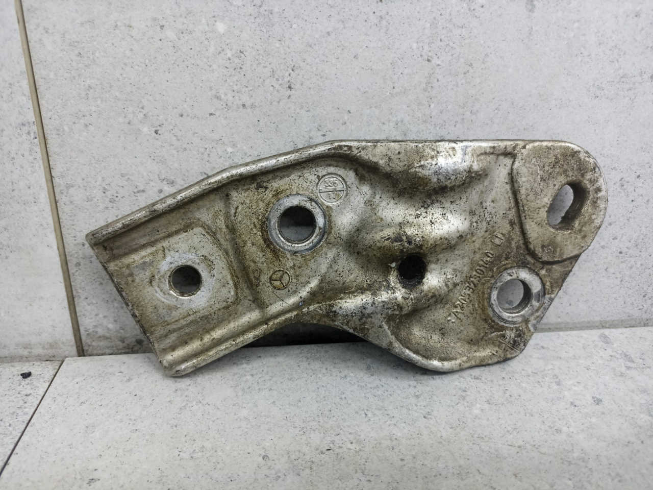 крепление стабилизатора / втулки стабилизатора Mercedes-Benz GLC Coupe C253 2018, 2.1 л., OM 651.921, дизель, A2053230140 - фото №1