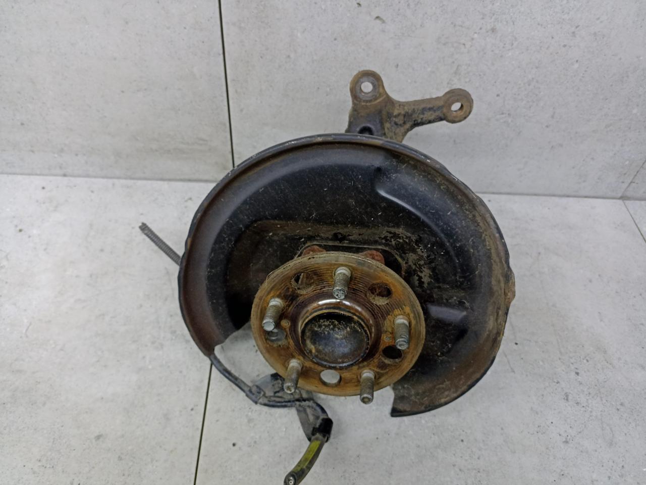 кулак задний правый Toyota C-HR 1 поколение AX10 2018, 42304F4013 - фото №1