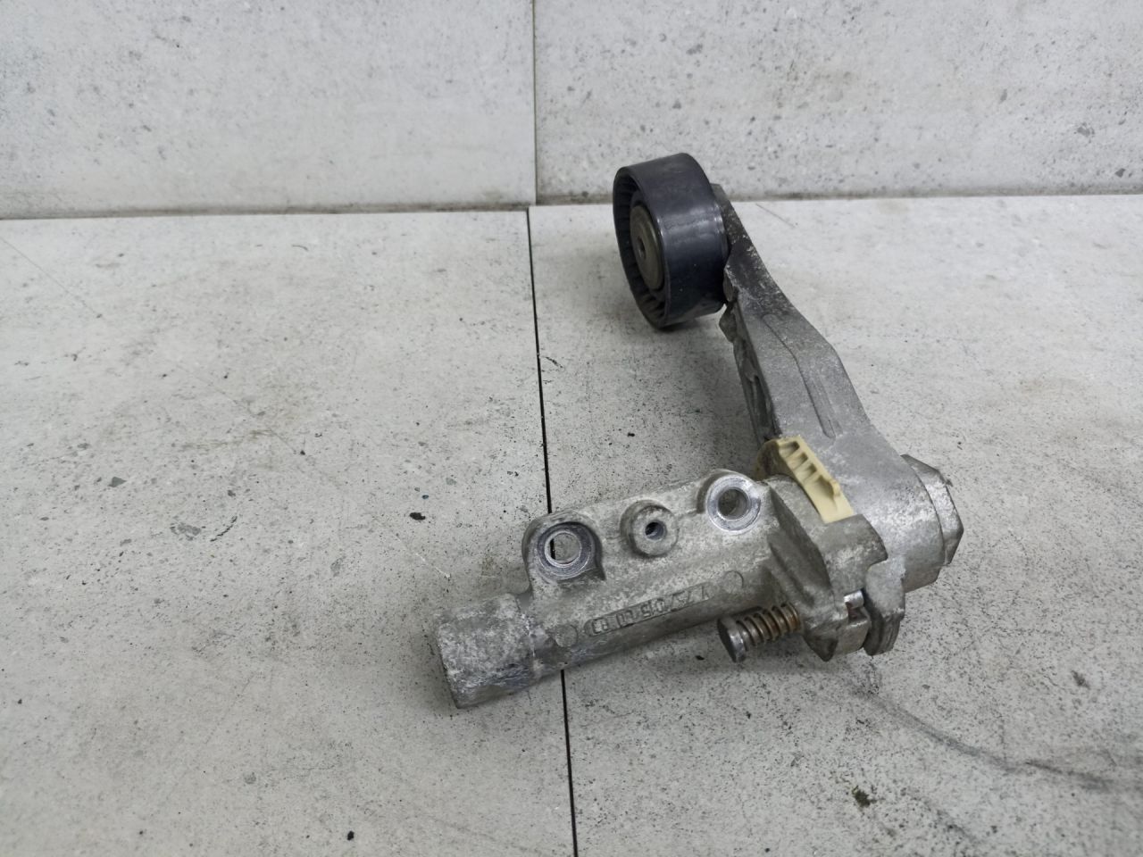 Натяжитель ремня агрегатов Peugeot 308 T7 2009, V757101580 - фото №1