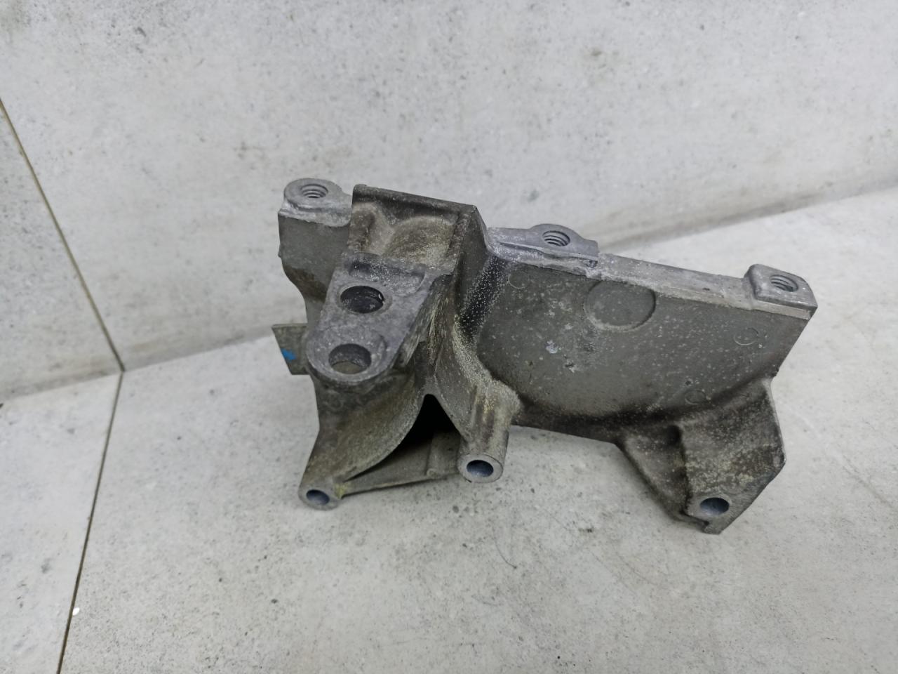 кронштейн (крепление) Renault Kangoo 2 поколение 2012, 8200871583 - фото №1