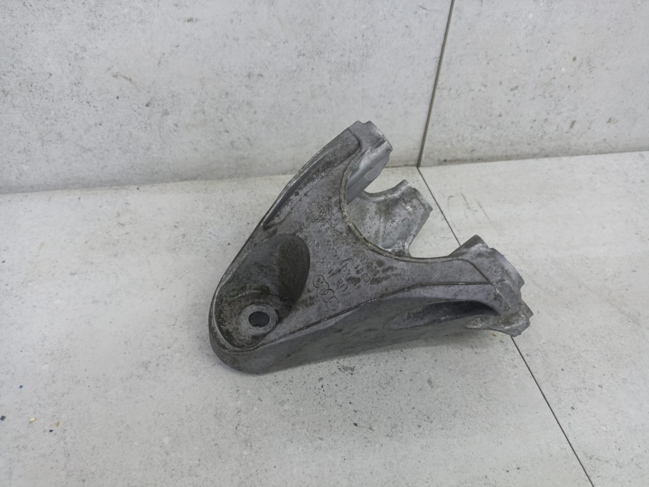 кронштейн двигателя Volkswagen Touareg 2 поколение 2014, 7L8199307, 7L8199307K - фото №1