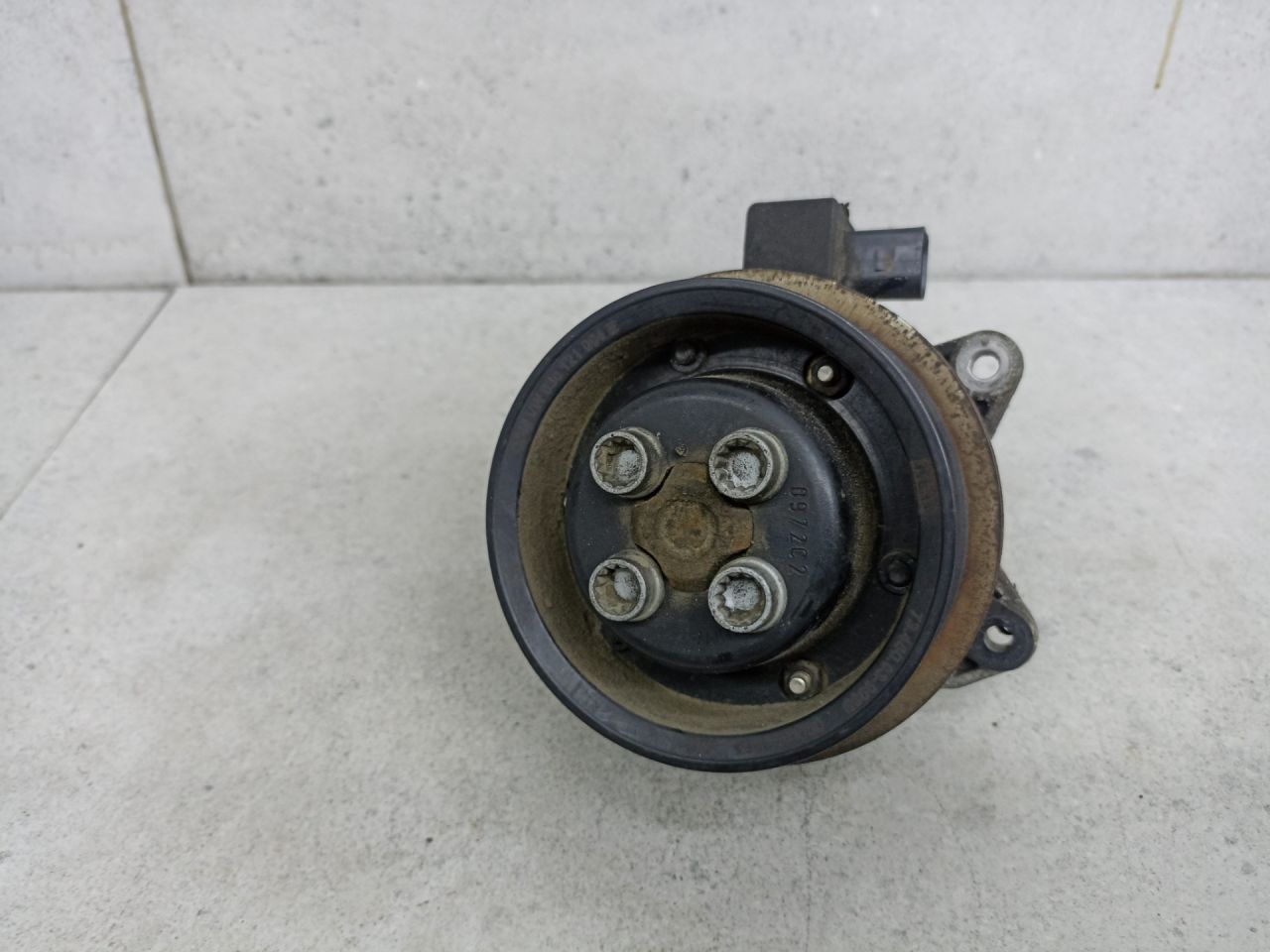 помпа Volkswagen Golf 5 поколение 2009, 1.4 л., BLG, бензин, 03C121004E - фото №1