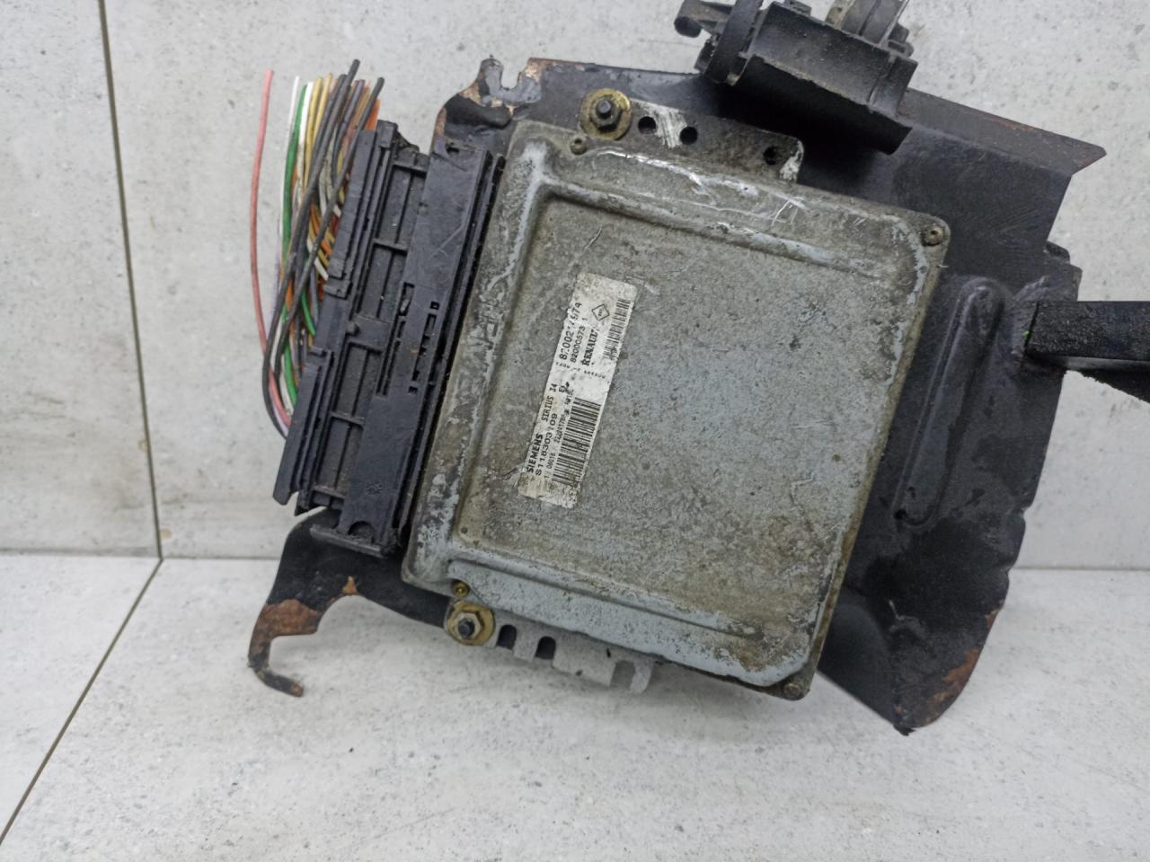 блок управления двигателем Renault Clio 2 поколение 2002, 8200214974, 8200057311 - фото №1