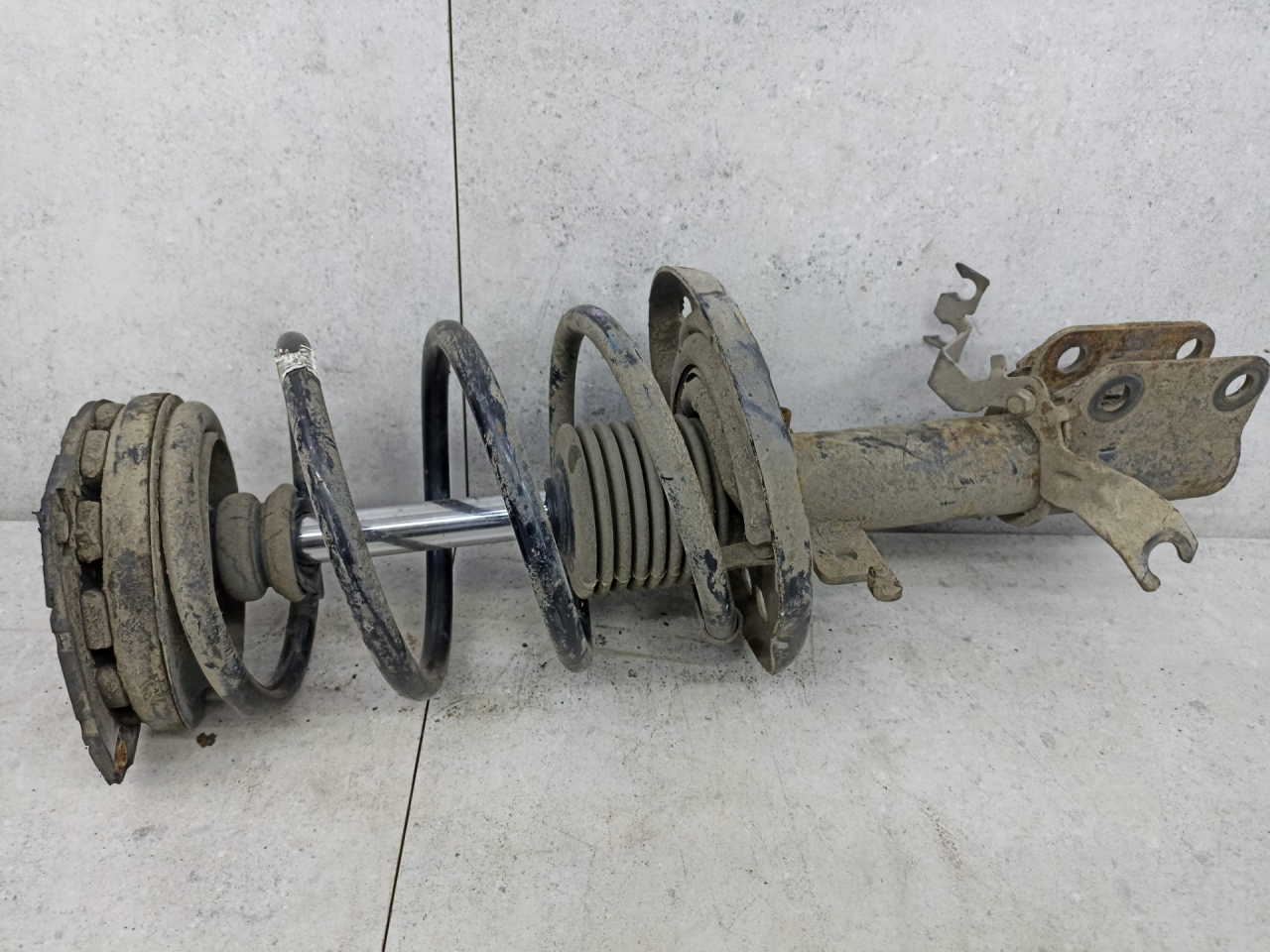 стойка передняя Renault Megane 3 поколение 2012, 543020008R - фото №1