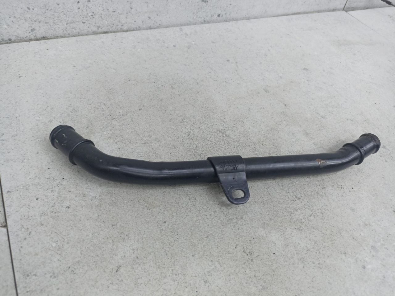 трубка охлаждающей жидкости Volkswagen Golf 6 поколение 2011, 2.0 л., бензин, 06F121065J - фото №1