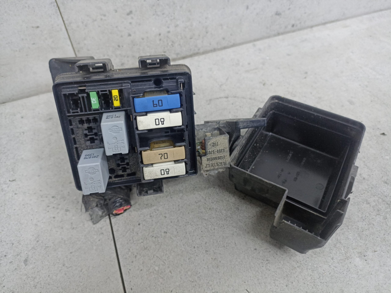 блок предохранителей Renault Megane 3 поколение 2010, 243880001R, 243820003R - фото №1