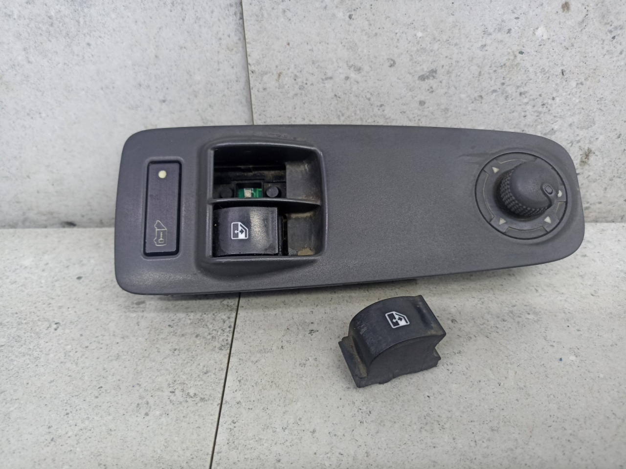 блок управления стеклоподъемниками Peugeot Boxer 2 поколение 2008, 735421419 - фото №1