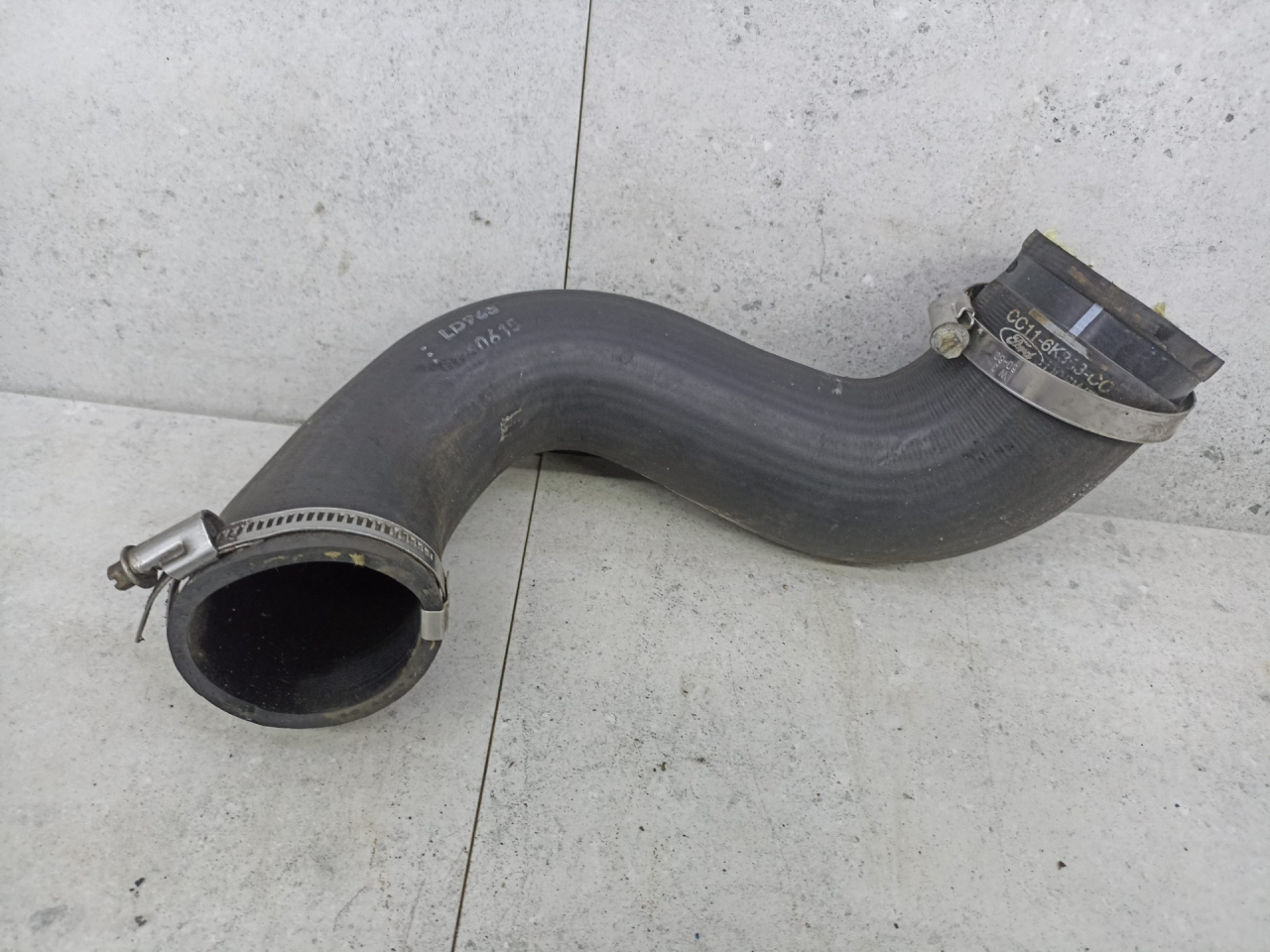 патрубок интеркулера Ford Transit 8 поколение 2016, 2.2 л., CYF5, дизель, CC116K863CC - фото №1