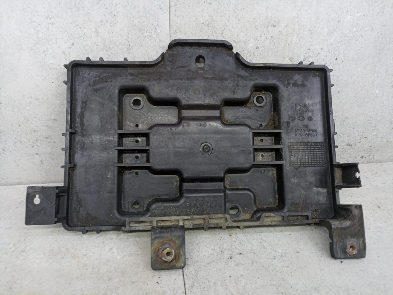 полка аккумулятора Kia Sorento 2 поколение 2010, 2.2 л., D4HB, дизель, 371502P100 - фото №1