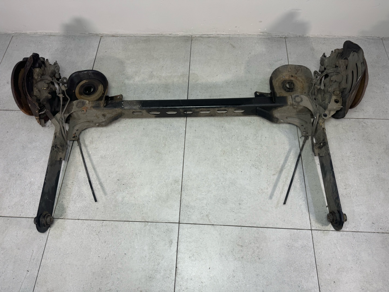 балка подвески задняя Renault Trafic 3 поколение 2017, 1.6 л., R9M 408, дизель, 555027019R - фото №1