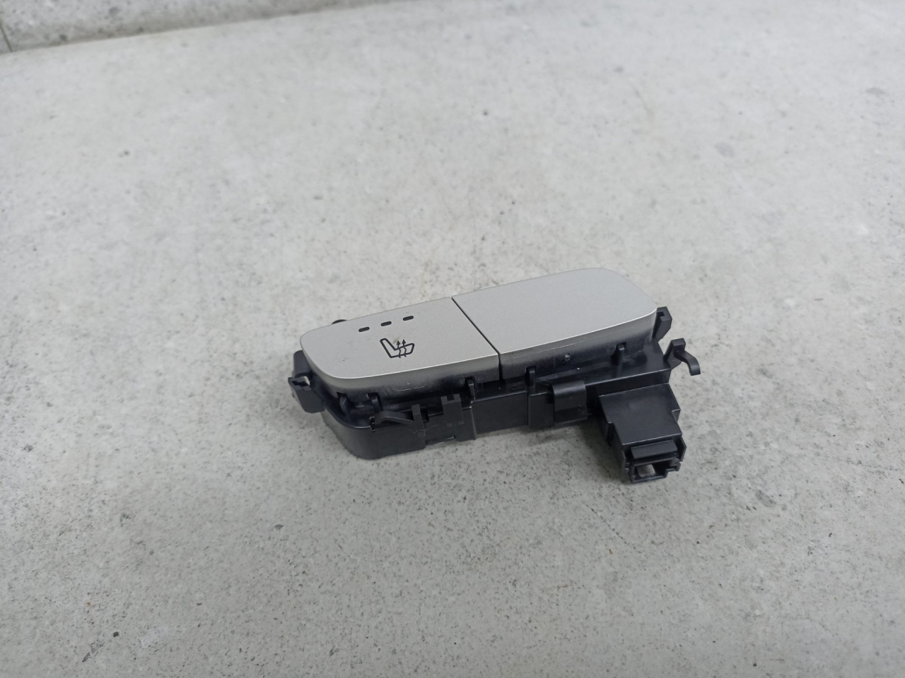 кнопка обогрева сидений Mercedes-Benz GLC Coupe C253 2018, A2139057302 - фото №1