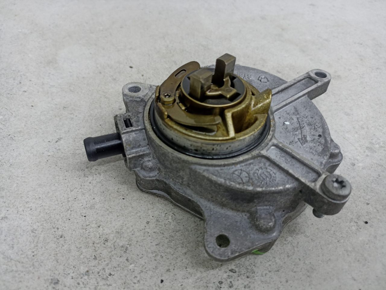 насос вакуумный Volkswagen Golf 6 поколение 2011, 2.0 л., бензин, 06D145100H - фото №1