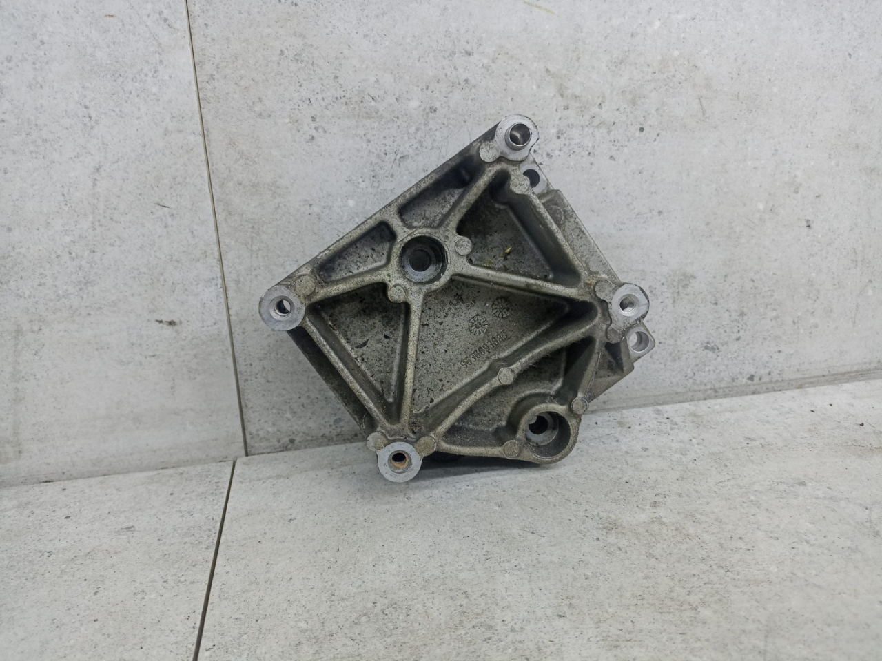 кронштейн компрессора кондиционера Peugeot 307 1 поколение 2004, 9636693680 - фото №1