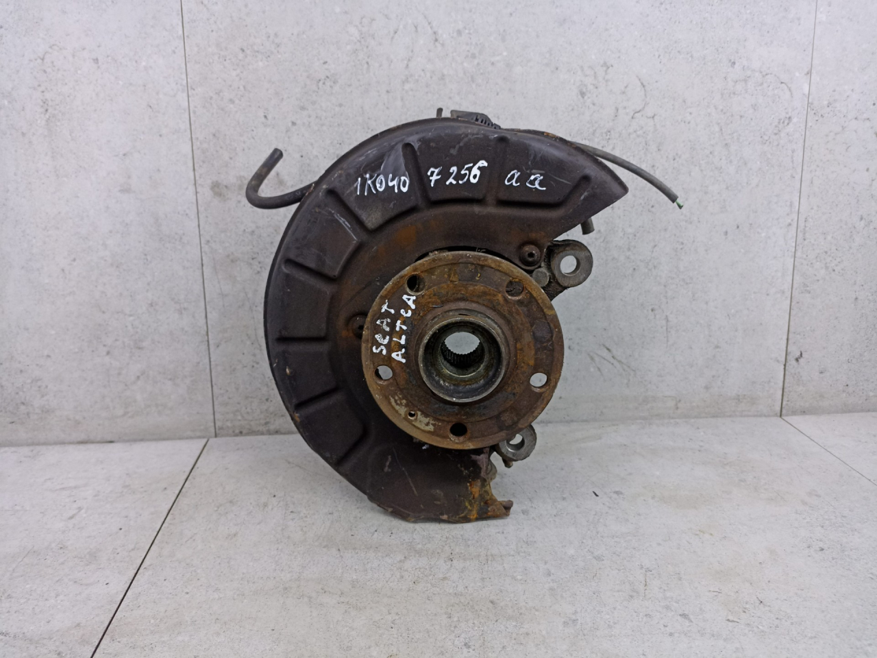 кулак поворотный правый Volkswagen Golf 6 поколение 2009, 1K0407256AA - фото №1