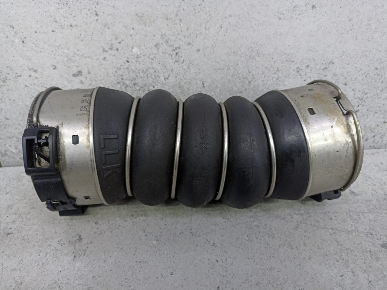 патрубок интеркулера BMW 5 серия F07/F10/F11 2012, 8513451 - фото №1