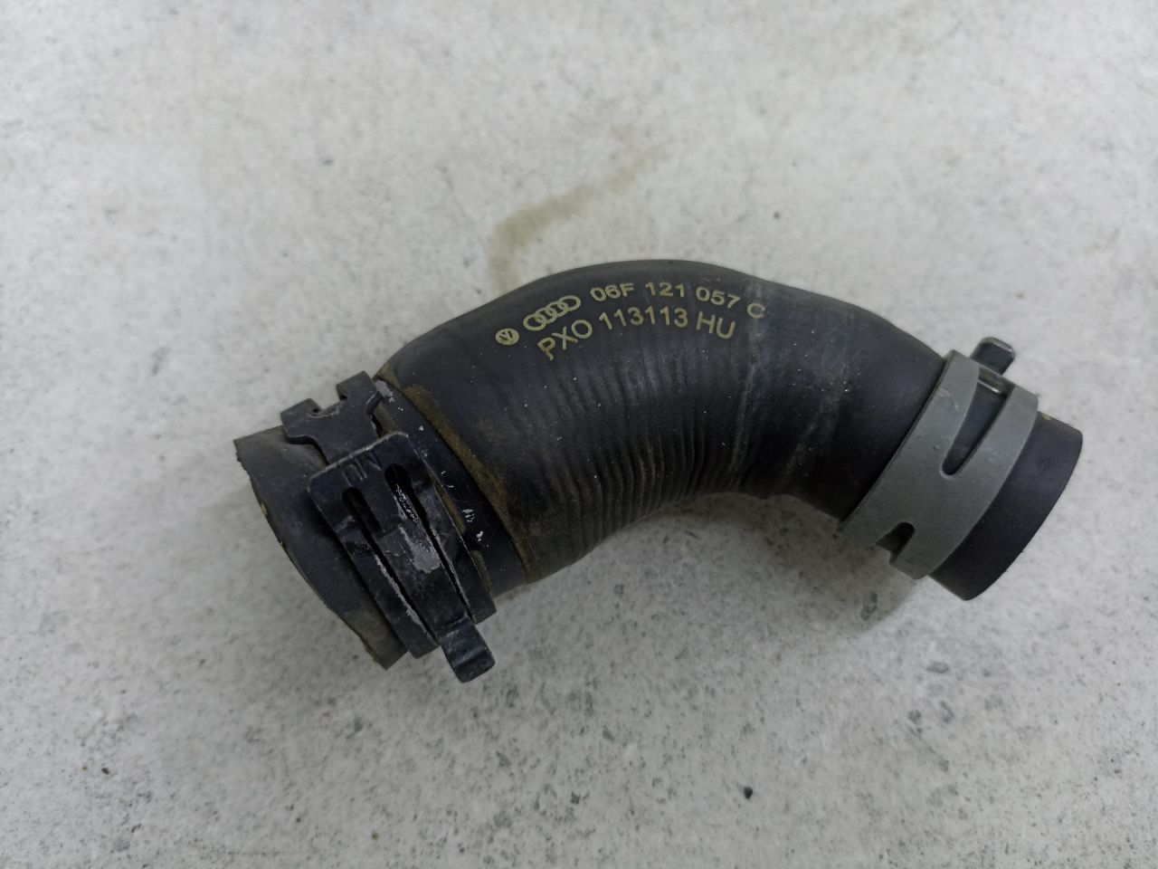 патрубок радиатора Volkswagen Golf 6 поколение 2011, 2.0 л., бензин, 06F121057C - фото №1