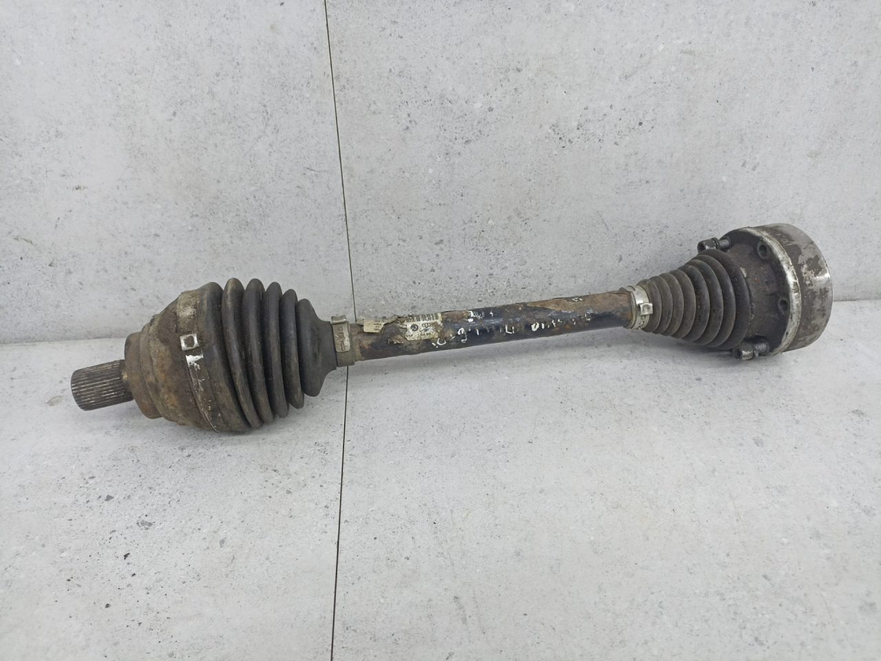 полуось передняя левая (приводной вал, ШРУС) Skoda Octavia 3 поколение (A7) 2015, 1K0407271LB - фото №1