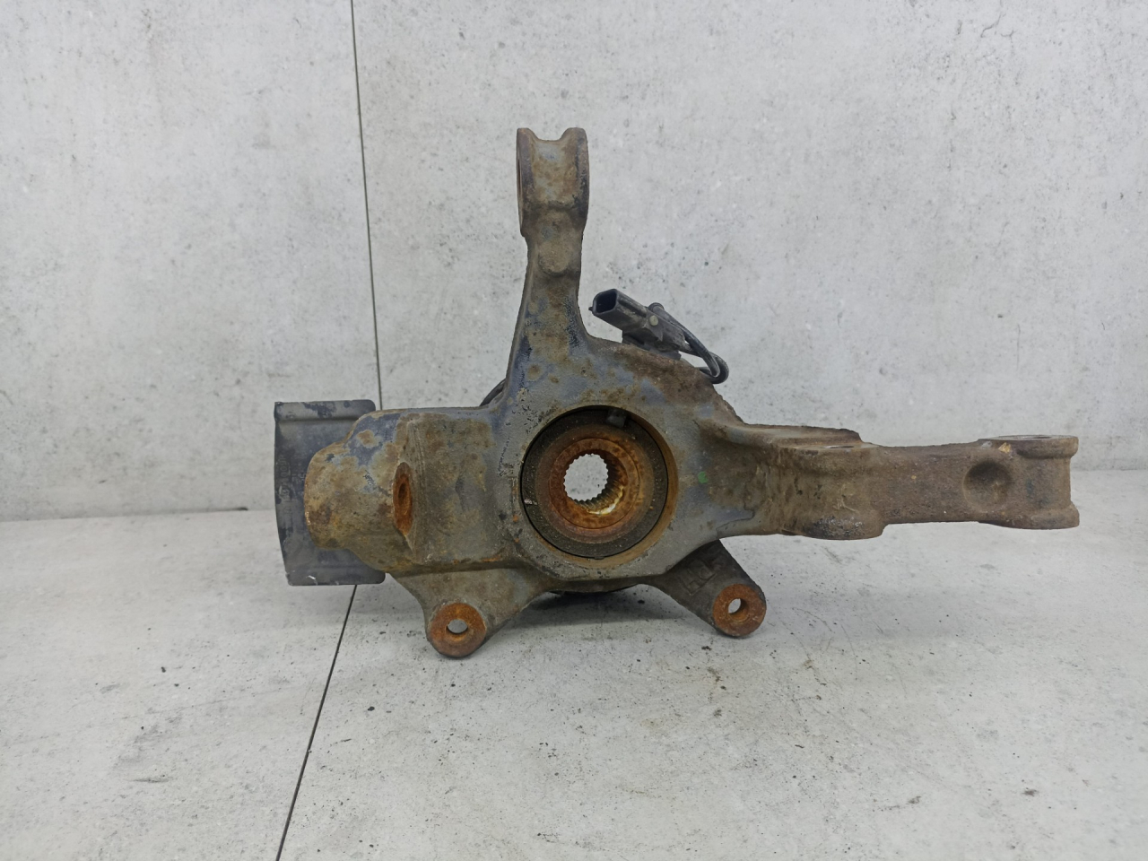 кулак поворотный левый Renault Megane 3 поколение 2012, 401330009R - фото №1