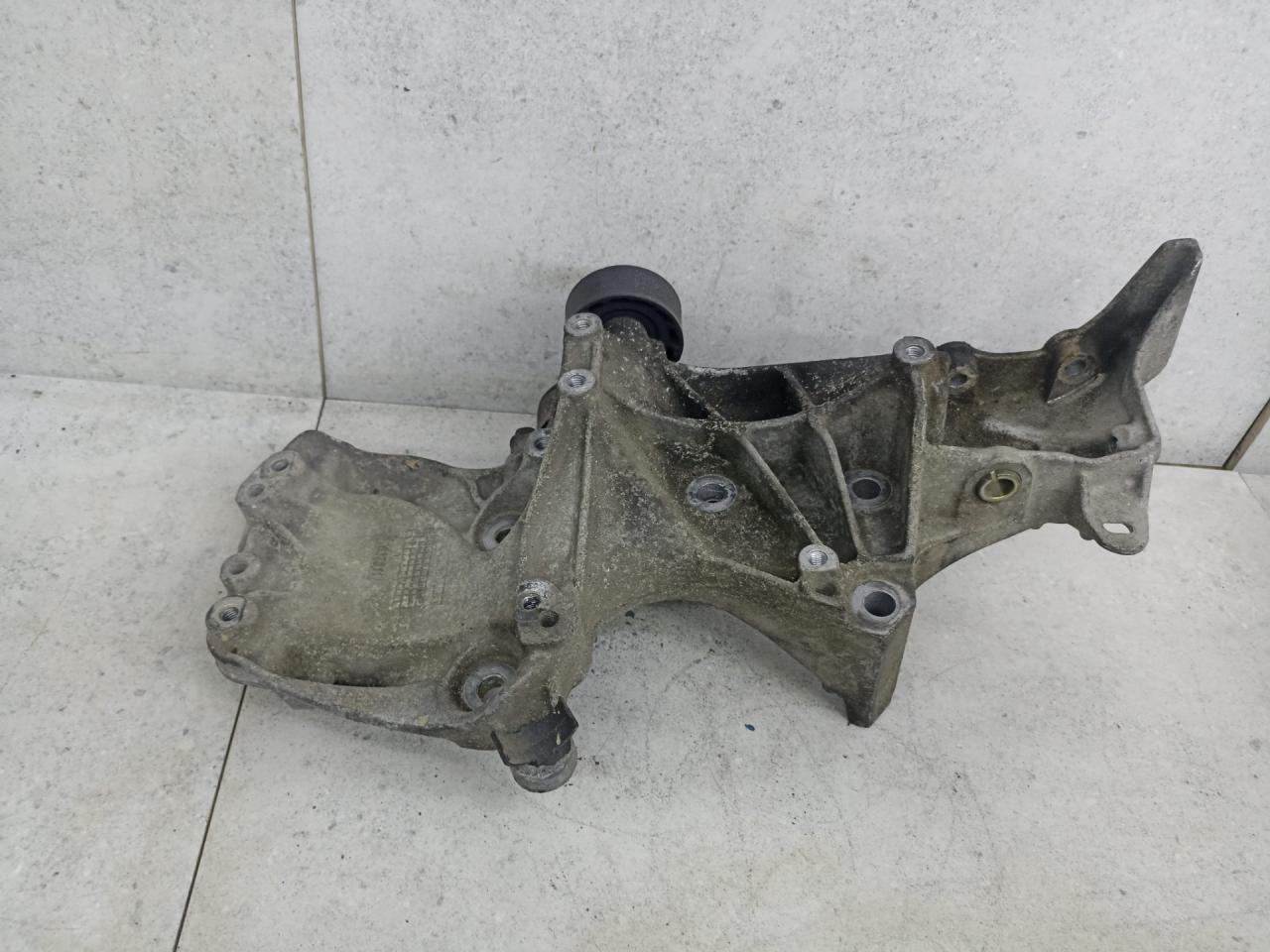 кронштейн генератора Renault Scenic 2 поколение 2003, 8200037811 - фото №1