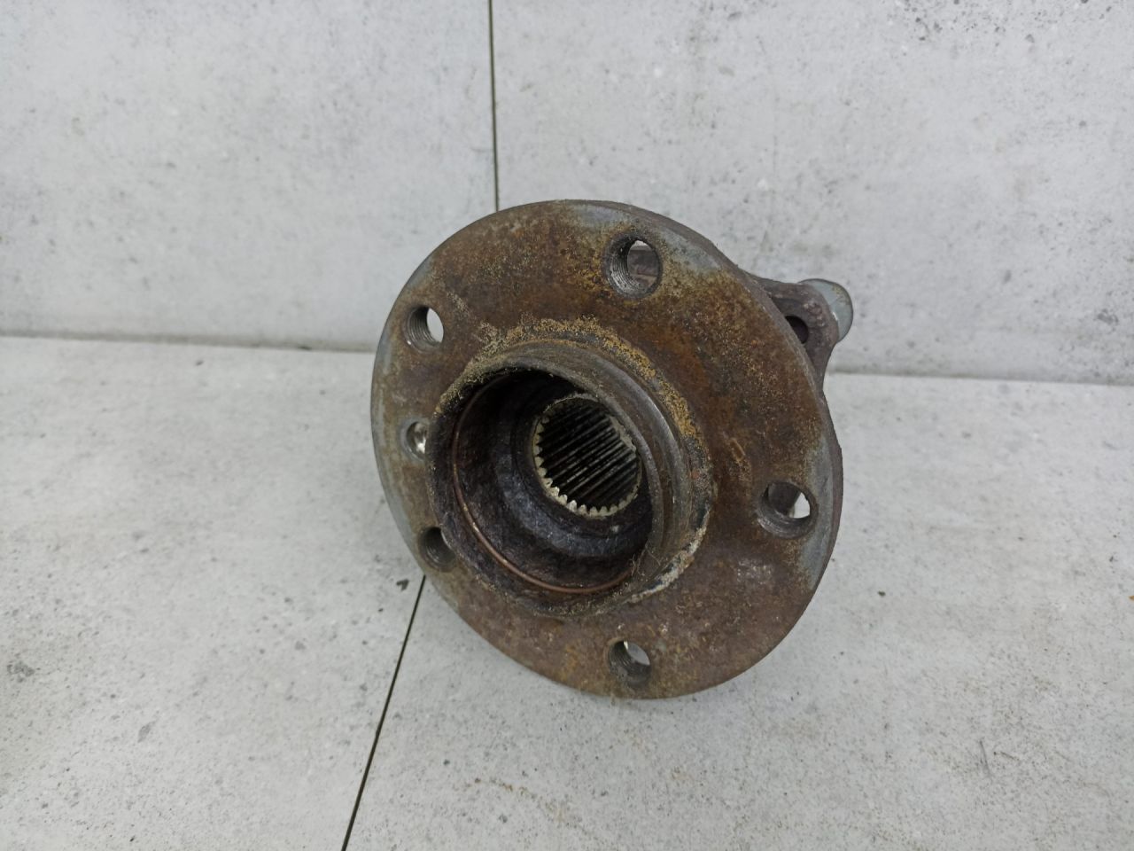 ступица задняя левая BMW 5 серия F07/F10/F11 (2009 - 2013), 33006867806 - фото №1