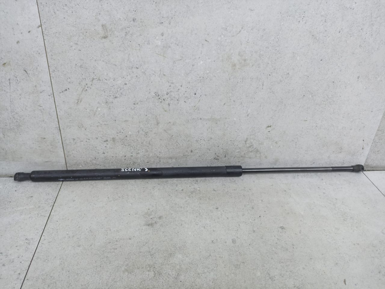 амортизатор крышки багажника (3-5 двери) Renault Scenic 3 поколение 2010, 904517337R - фото №1